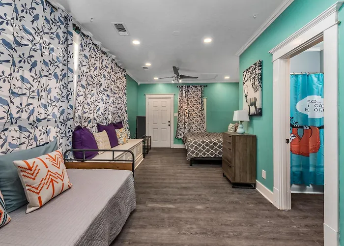 Comfy Studio With King Bed & Full Kitchen - Near Attractions